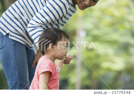 女の子とお母さん 女の子とお母さん 25770548
