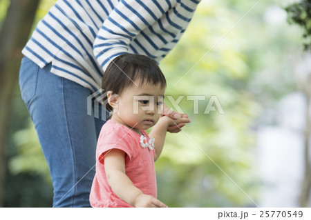 女の子とお母さん 女の子とお母さん 25770549