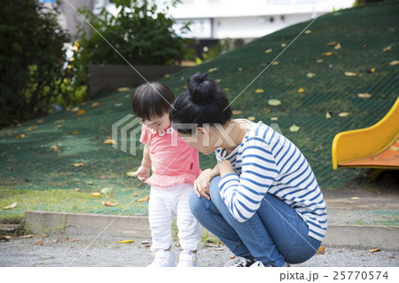 女の子とお母さん 女の子とお母さん 25770574