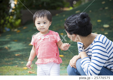 女の子とお母さん 女の子とお母さん 25770575