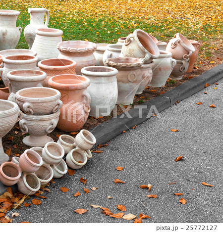 Clay pot pile 25772127