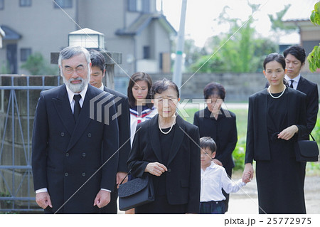 親族　法事イメージ 25772975