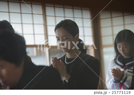 親族　法事イメージ 25773119