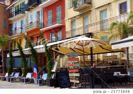 南仏ヴィルフランシュ・シュル・メールのカラフルな街並みの写真素材 [25773848] PIXTA
