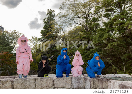 三重県　伊賀上野城の石垣に現れた忍者たち　子供の忍者 25775123