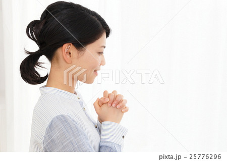 女性 祈るの写真素材