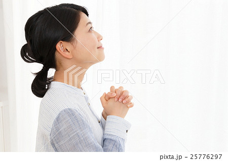 女性　祈る 25776297