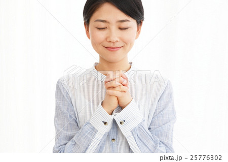 女性 祈るの写真素材