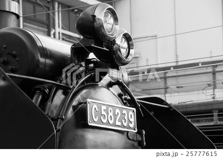 蒸気機関車のナンバープレートとヘッドライトの写真素材 [25777615