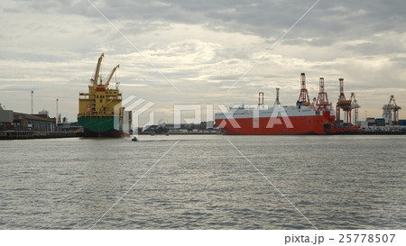 Industrial ships in port 25778507