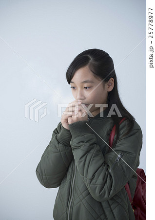 ウィンターイメージ手を温める中学生の写真素材