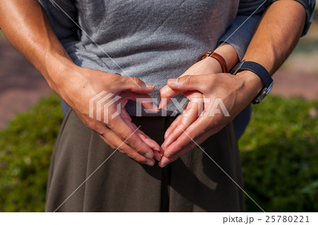 若いカップル2人 顔無 若いカップル2人 顔無 25780221