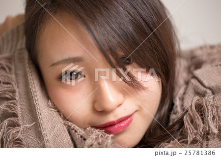 女性の顔のアップ 女性の顔のアップ 25781386
