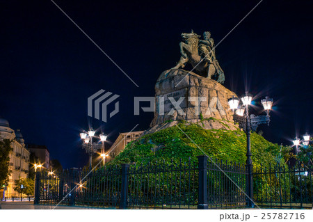 Night view to horseman monument to Khmelnitskiy 25782716