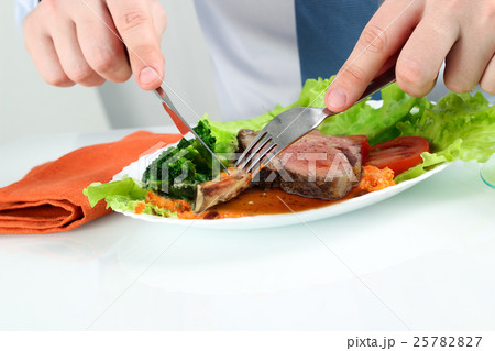 Business man eating a healthy salad with steak Business man eating a healthy salad with steak 25782827