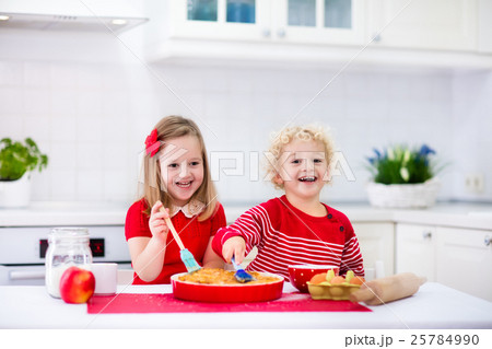 Kids baking apple pie 25784990