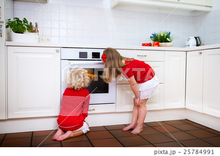 Kids baking apple pie 25784991