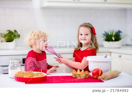 Kids baking apple pie 25784992