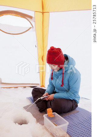 ワカサギ釣り_女性 ワカサギ釣り_女性 25785713