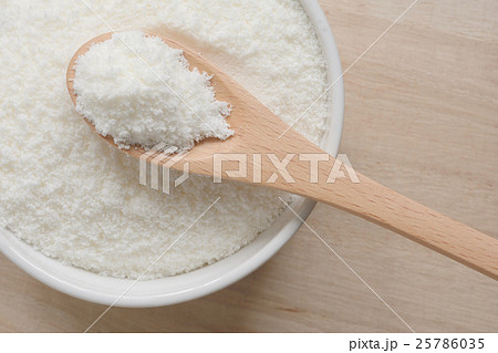 コラーゲンのパウダーとスプーン 木目背景 コラーゲンのパウダーとスプーン 木目背景 25786035