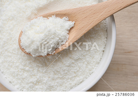 コラーゲンのパウダーとスプーン  木目背景 25786036