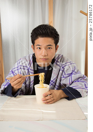 カップ麺を食べる男性 25786172