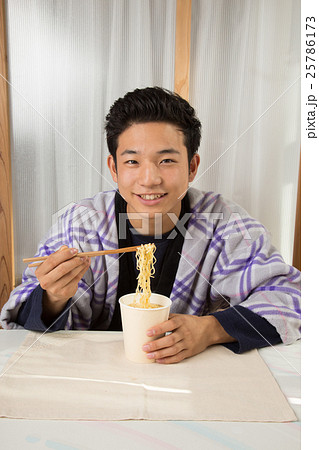 カップ麺を食べる男性 25786173
