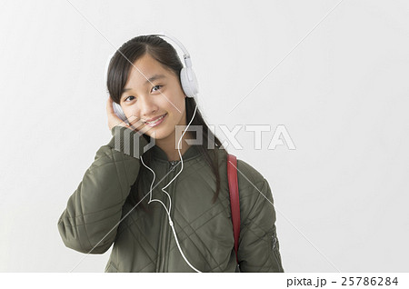 ウィンターイメージ 音楽鑑賞をする中学生 ウィンターイメージ 音楽鑑賞をする中学生 25786284