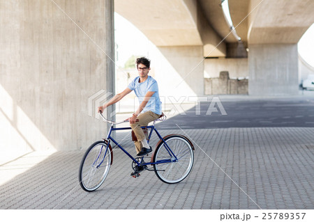 young hipster man riding fixed gear bike 25789357