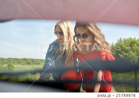 women with open hood of broken car at countryside 25789978