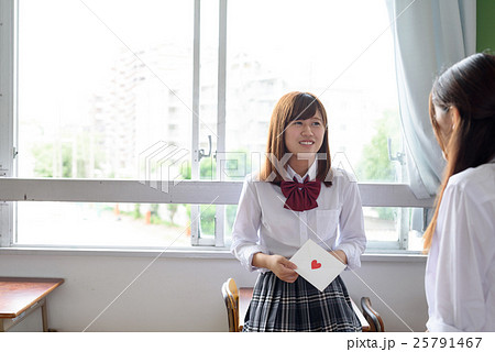 教室でラブレターを持つ女子高校生 学生の写真素材