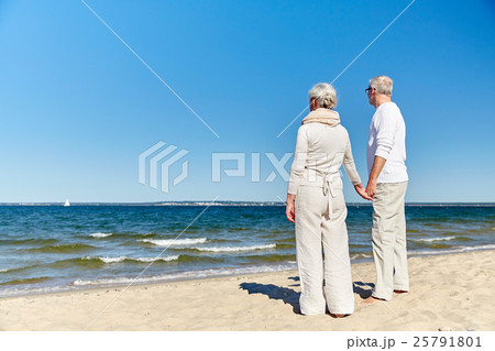 happy senior couple holding hands summer beach happy senior couple holding hands summer beach 25791801