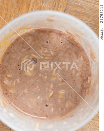 チョコ味のオートミールシェイク チョコ味のオートミールシェイク 25792215