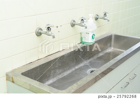 学校の男子トイレ 手洗い場の写真素材
