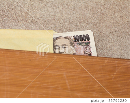 鴨居の裏に隠されたへそくり 鴨居の裏に隠されたへそくり 25792280