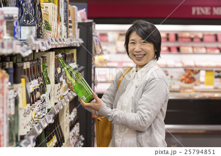 スーパーで買い物をする女性 25794851
