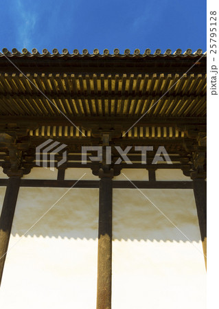 寺院の屋根と壁面 25795128