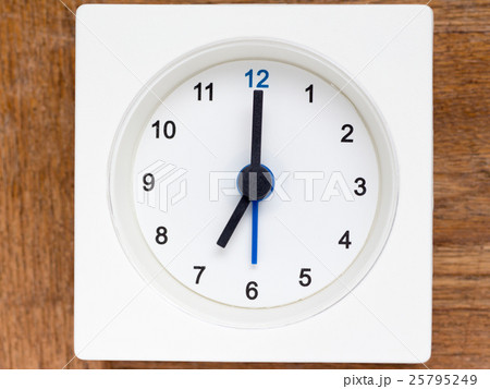 シンプルな白と青のアナログ時計シーリーズ 29/48 25795249