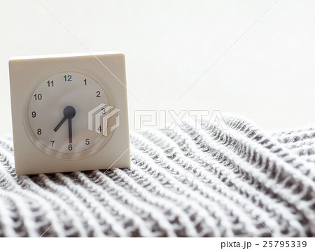 朝のベッドルームとシンプルなアナログ時計シリーズ  6/15 25795339