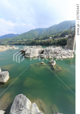 吉野川中流域「美濃田の淵」（徳島県東みよし町） 25795447