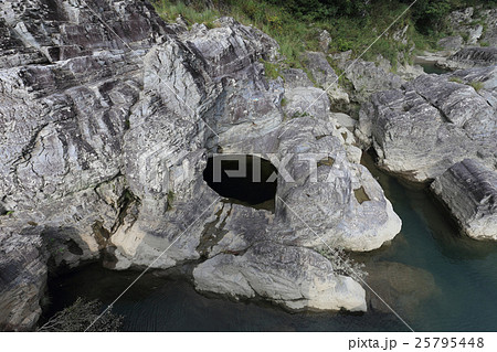 吉野川中流域「美濃田の淵」のポットホール「雌釜」(徳島県東みよし町) 吉野川中流域「美濃田の淵」のポットホール「雌釜」(徳島県東みよし町) 25795448