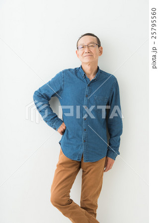 青いシャツの男性（シニア） 25795560