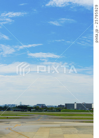 飛行場の滑走路と大空 25795929