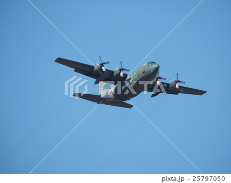 千葉県船橋市の習志野駐屯地で新春に行われる降下訓練始めで青空を飛行する輸送機 25797050