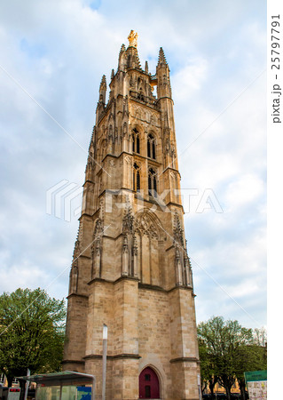Bell tower of the St. Andrew Cathedral in Bordeaux 25797791