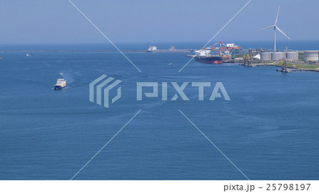 鹿島港コンビナートと船舶 25798197
