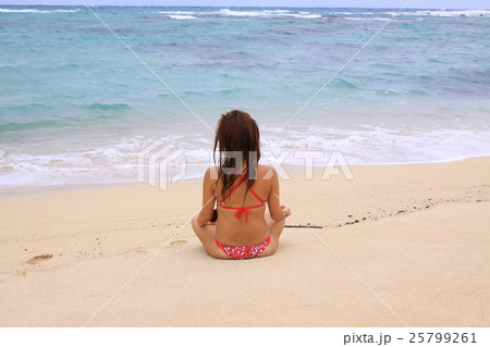 浜辺で瞑想する女性 浜辺で瞑想する女性 25799261
