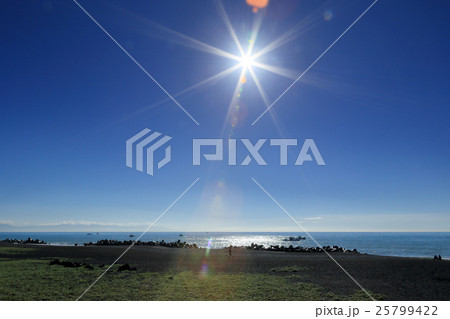 光り輝く空と海 25799422