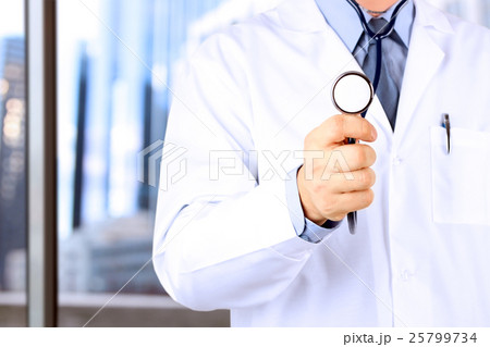 Doctor in white labcoat with stethoscope 25799734