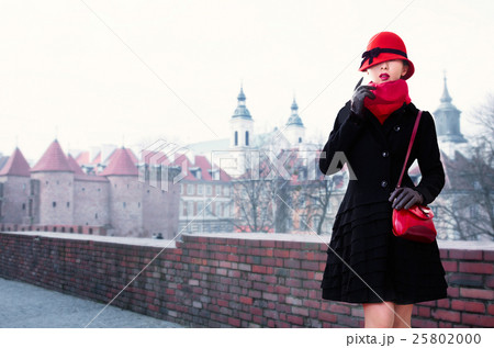 冬のファッションの女性　ヨーロッパの街 25802000